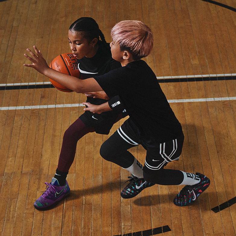 Dos jóvenes atletas con ropa de entrenamiento Nike